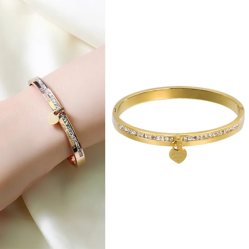 Bracelets en acier inoxydable Diamond Peach Bangle CZ Coeur Lettre Gravure Cuff Hot Sell Bangle Fine Bijoux avec designer Charms Party Cadeau de Noël Femme