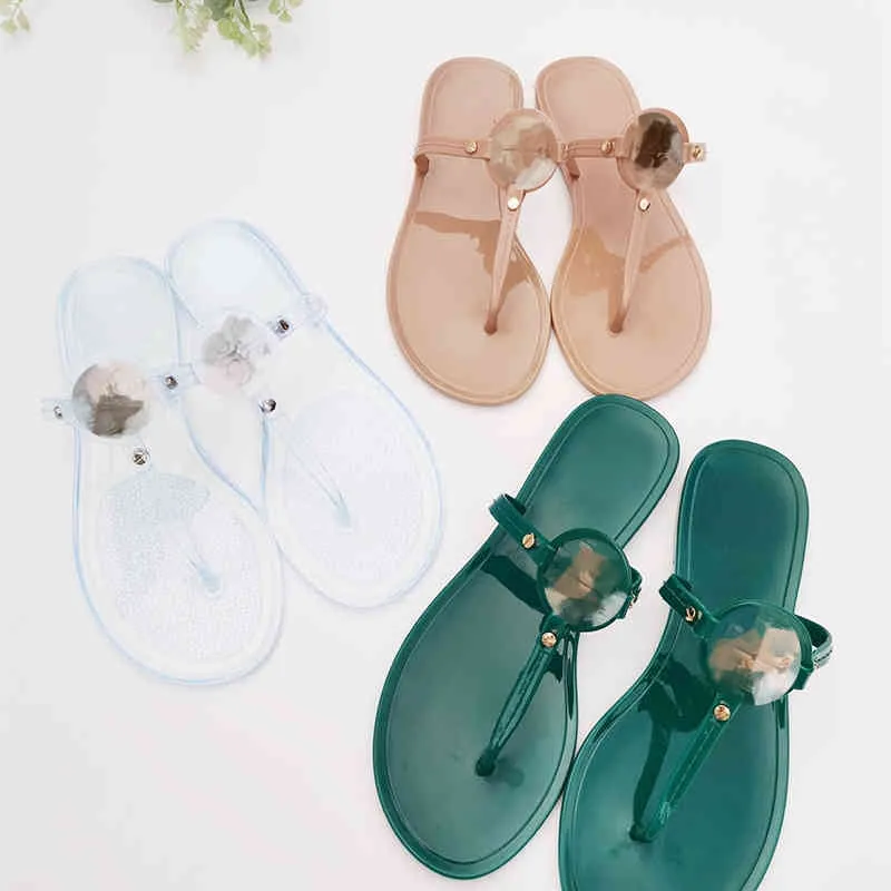 Le nuove pantofole da spiaggia con fibbia in metallo a fondo piatto da donna con pantofole in cristallo di gelatina di PVC indossano sandali all'esterno