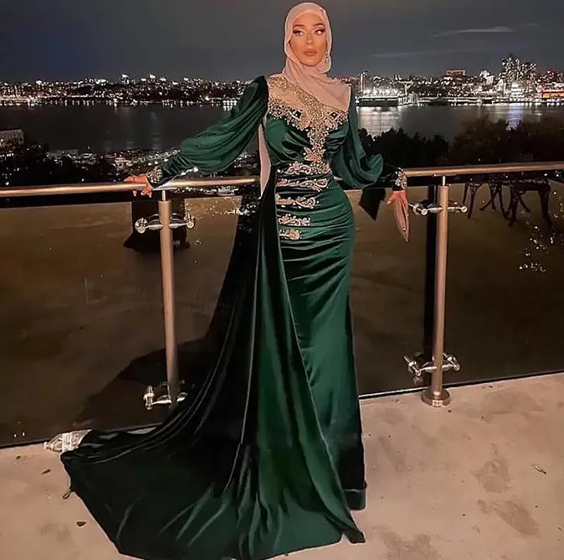 Elegant smaragdgrön satin hijab muslimska aftonklänningar 2022 långa ärmar sjöjungfru arabisk formell aftonklänning kristall pärlstav marockansk kaftan kvinnor parti prom slitage