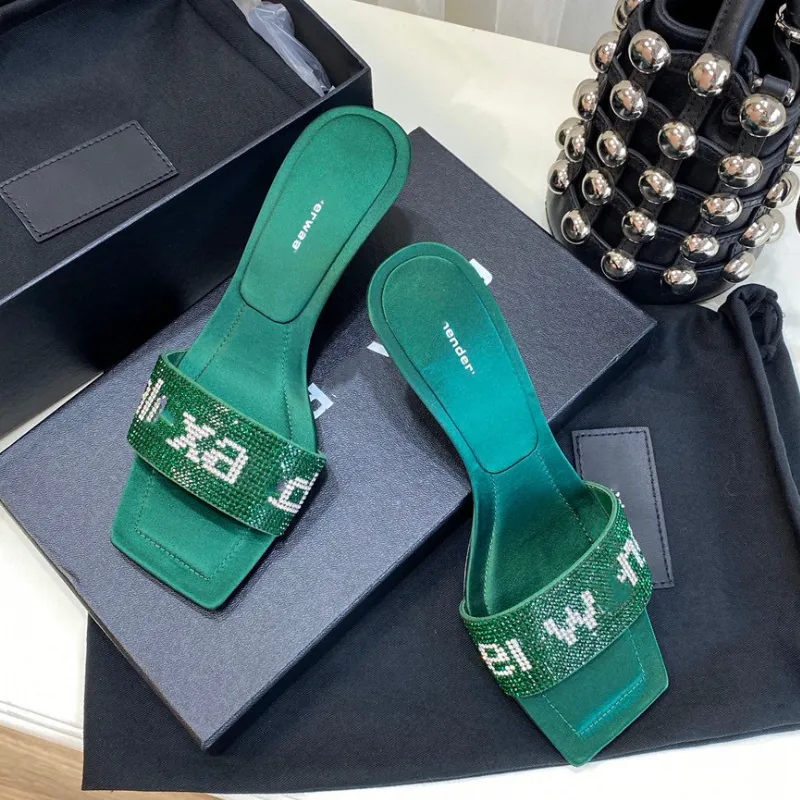 2022 sommar nya tofflor Rhinestone Letter Kitten Hälen Sandaler Square Toes Women's Designer Shoes