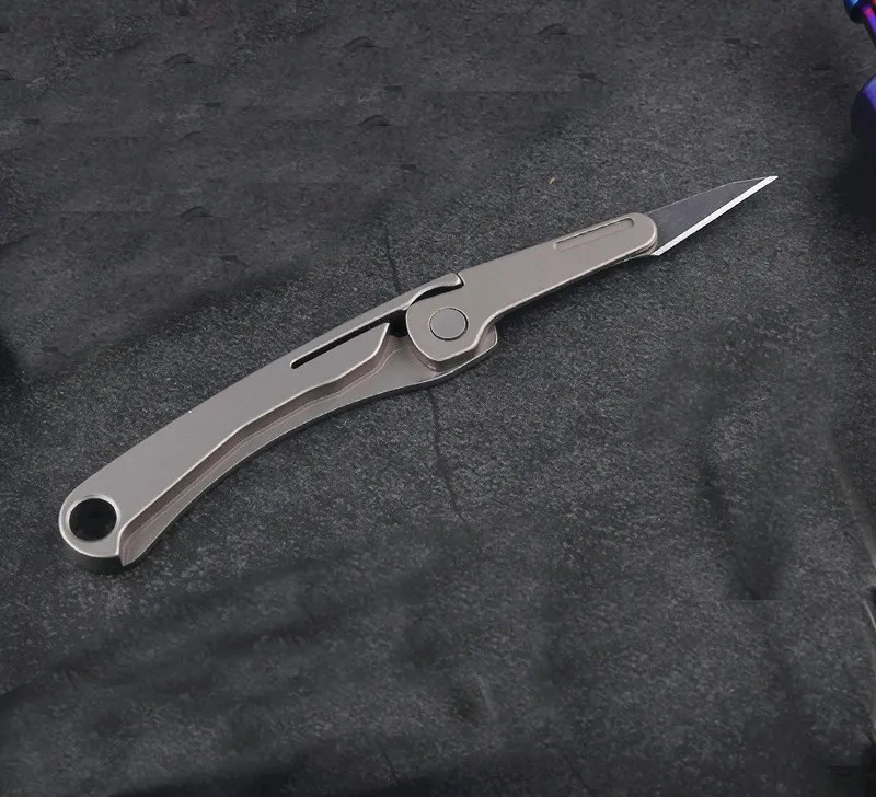 Ny konstverk Carving Kniv 440c Satinblad TC4 Titanlegering Hantera EDC Pocket Folding Knives Keychain Knifes K1606