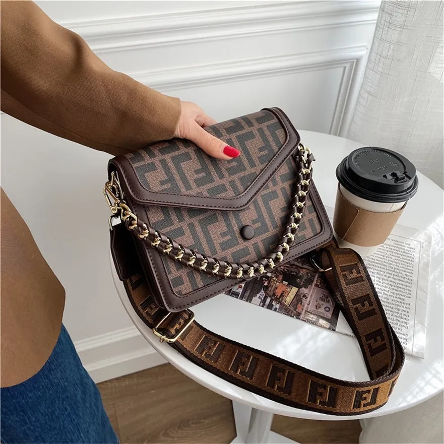 New High quality women's bag fashion versatile One Shoulder Messenger Bag retro Hong Kong Style broadband chain small square bags