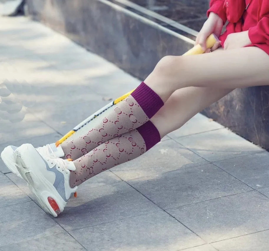 Haute qualité école vent femmes chaussettes lettre mouvement jambes de course genou chaussettes respirant coton long tube chaussettes