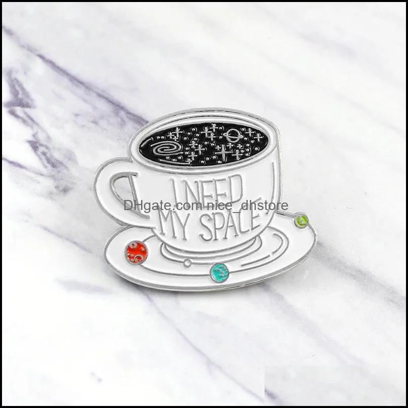 Pins Broschen Schmuck Kaffeetasse Weiß „Ich brauche meinen Platz“ Besondere Cartoon Brosche Kreativer Buchstabe Revers Denim Abzeichen Pins Drop Lieferung 2021 R