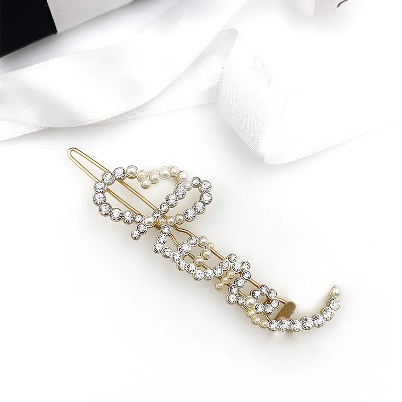 Femmes Pince À Cheveux Designer De Luxe Bijoux En Épingle À Cheveux Diamant Clips Perle Lettre Pince À Cheveux Épingles Coiffure Clips En Métal Pour La Mariée Bandeau Avec Boîte