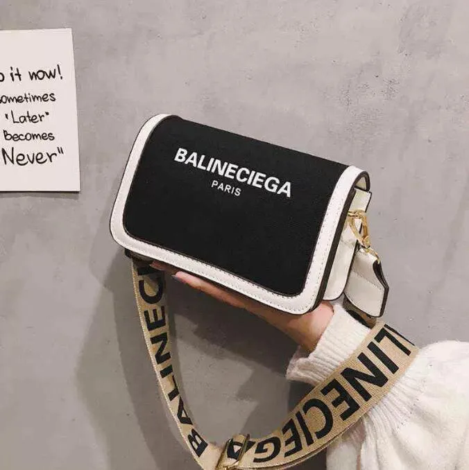 夏の女性の財布とハンドバッグ 2022 新ファッションカジュアル小さな正方形のバッグ高品質のユニークなデザイナーショルダーメッセンジャーバッグ Y220432