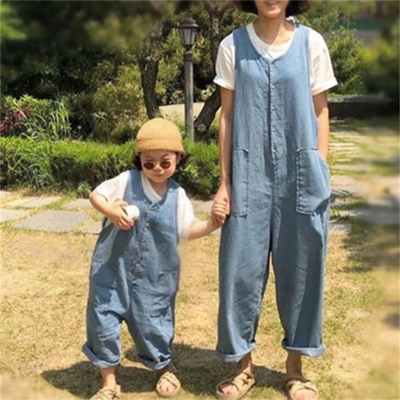 여름 한국 가족 스타일 느슨한 스타일의 얇은 카우보이 레저 여가 jumpsuits 어머니 딸 일치 옷 데님 바지 220426