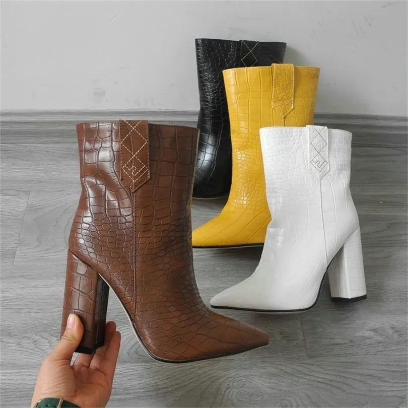 Design de marca Faux Leather Boots para mulheres de salto quadrado Botas curtas Ladies Amarelas botas pretas marrom branco inverno 201105