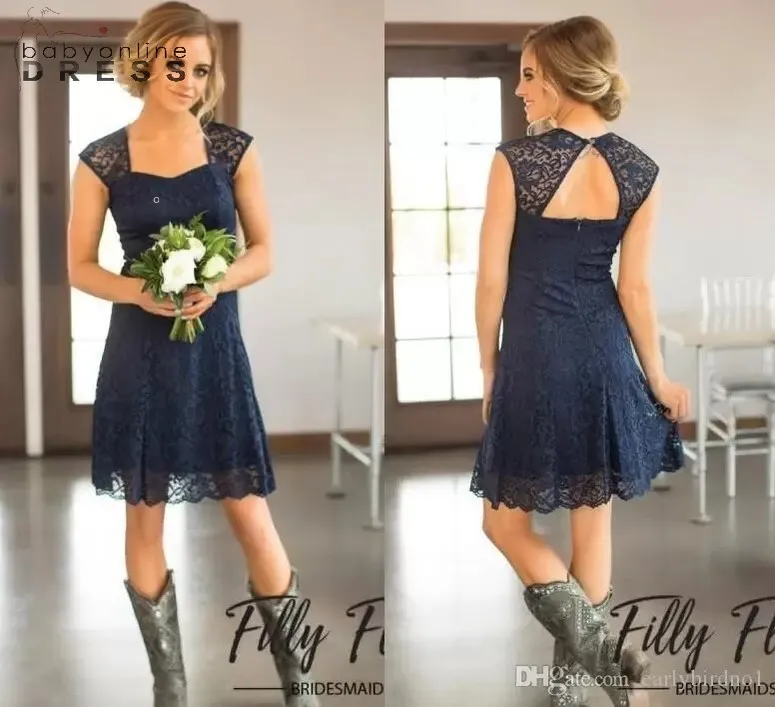 Abiti da damigella d'onore corti in pizzo pieno blu navy su misura UPS Lunghezza al ginocchio Collo quadrato Abito da damigella d'onore da giardino sexy sul retro