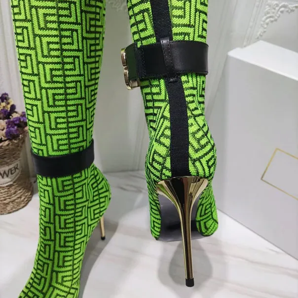 Модные коленные сапоги с длинными сапогами вязаный вязаный вышитый внутренний слой настоящий кожаный эластичный сапог выставочный шоу каблуки 9,5 см.