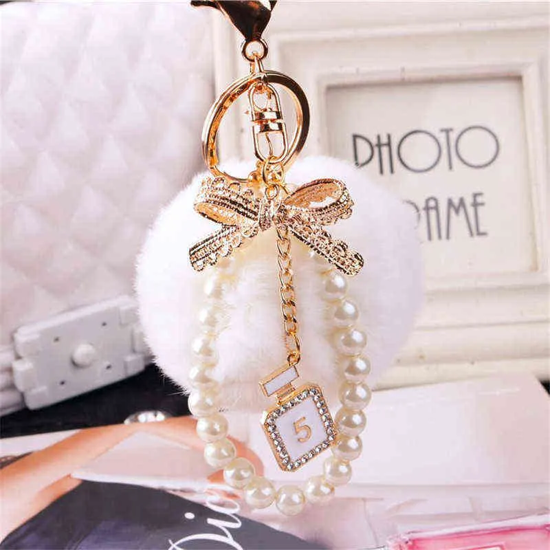 Fashion Faux Fluffy Crystal Bottle Bow Pompom Keychain Pearl Chain number 5 Women handBag Car Key Chain Ring Keychains Jewelry AA220318