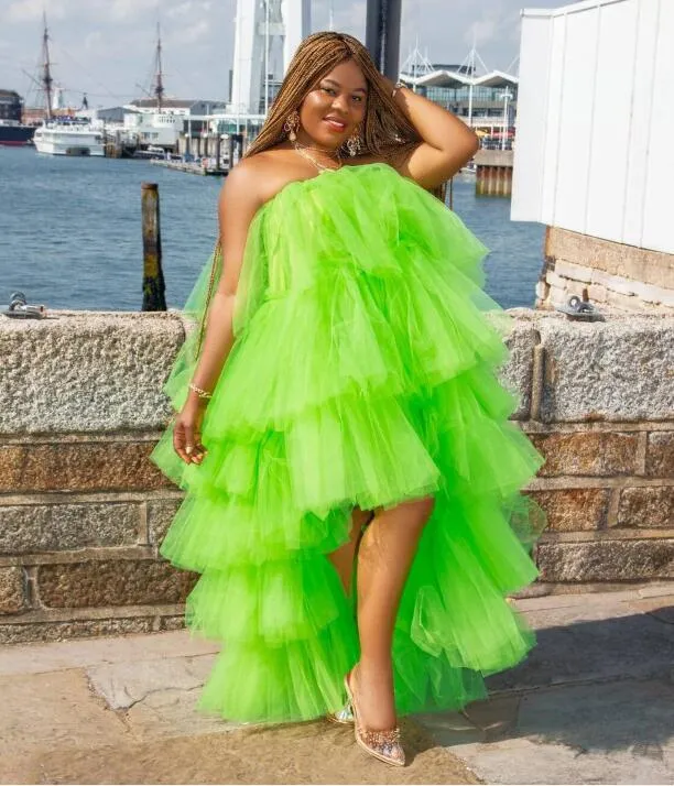 Vestido de baile verde sem alças Vestido de festa alto e baixo em camadas para sessões de fotos Vestidos formais de aniversário para meninas negras Feito sob medida