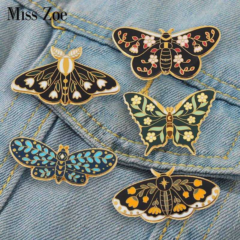 Butterflys Moth Hård Emalj Pins Anpassade Liljekonvalj Vin Broscher Lapel Badge Svart Insekt Växt Smycken Present till vänner