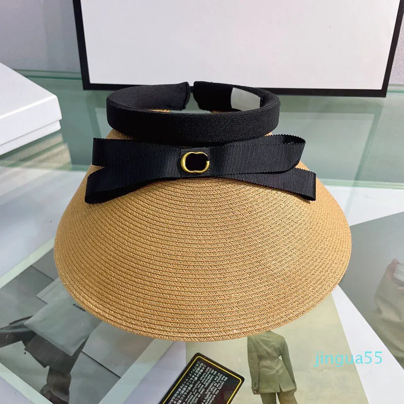 Fashion Grass Braid Tom Top Hat Kvinnor Stor Brim UV Beach Caps Black Ribbon Designers Sun Hattar med metallbrev