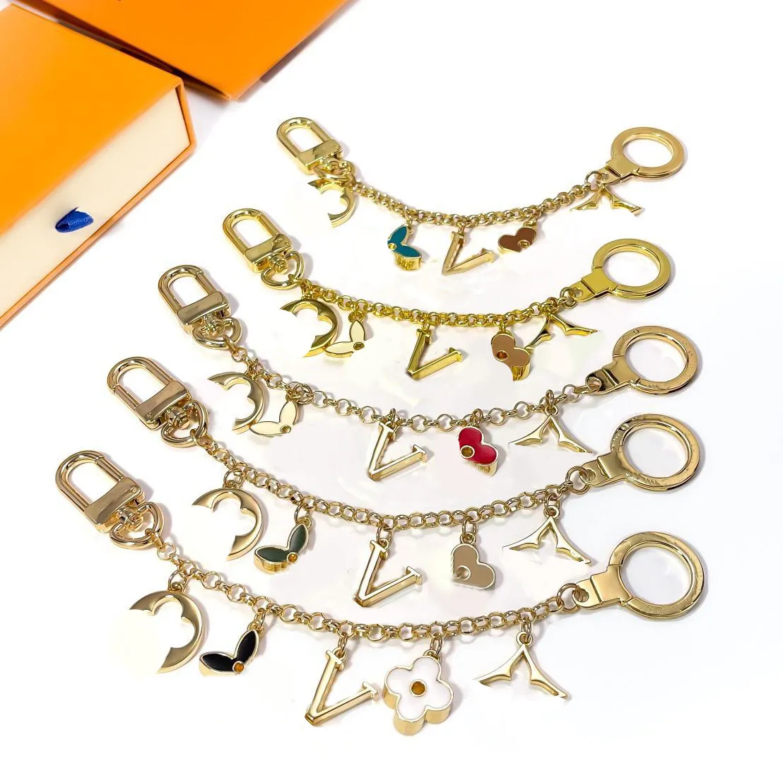 Högkvalitativ nyckelring Luxury Designer Brand Key Chain Men Car Keyring Women Buckle Keychains Bag Pendant Gift With Box Dustag