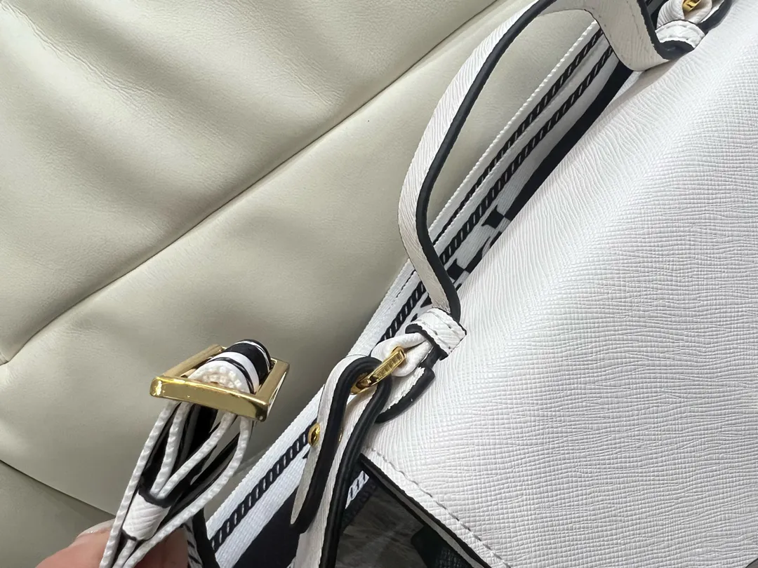 2022 Popular Women Luxury Crossbody Shoulder Handbag Designer Bag Classic Fashion Flap Saddle Mediun Plain Real Leather Sling Bags Purse Lady bag Wholesale Price