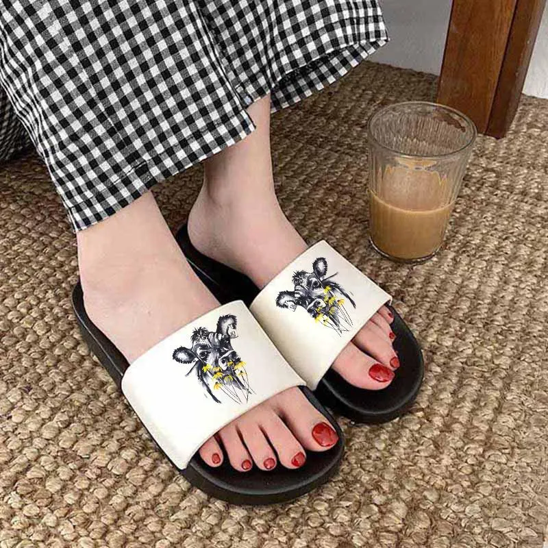 Slippers Cartoon Beach Open Toe Home Home Slies Slies جميلة بقرة جميلة ترتدي إكليلًا من الزهور