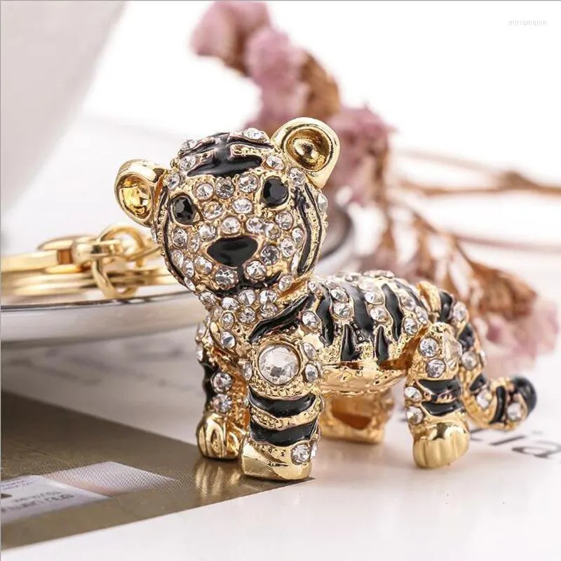 Keychains Jinglang Korea Söt Zodiac Tiger Keychain Car Key Chain Crystal Bag Pendant Kvinnliga utsökta ornament Miri22