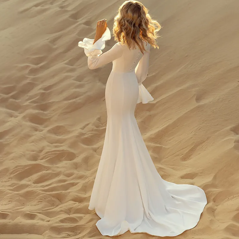 Romantyczna Bell Sleeve Beach Beach Suknia ślubna Sweet Train Deep V-dion Court Train Satyna suknia sesa ślubna z szarfy