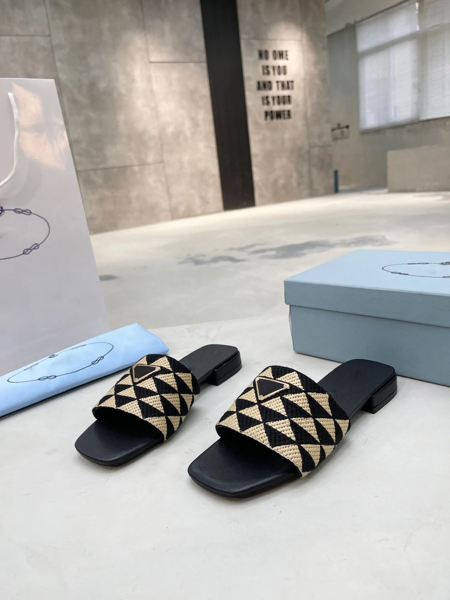 2022 클래식 삼각형 인쇄 패브릭 슬리퍼 여성 프린트 블랙 뮬 럭셔리 플랫폼 샌들 비치 신발 크기 35-43