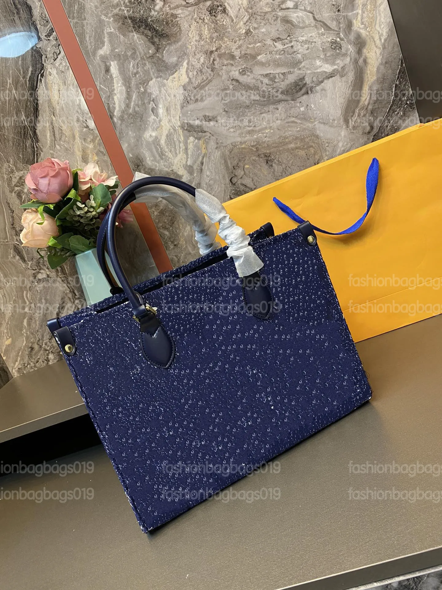 Gradiëntblauwe ONTHEGO-draagtas: veelzijdige leren handtas voor luxe on-the-go-stijl
