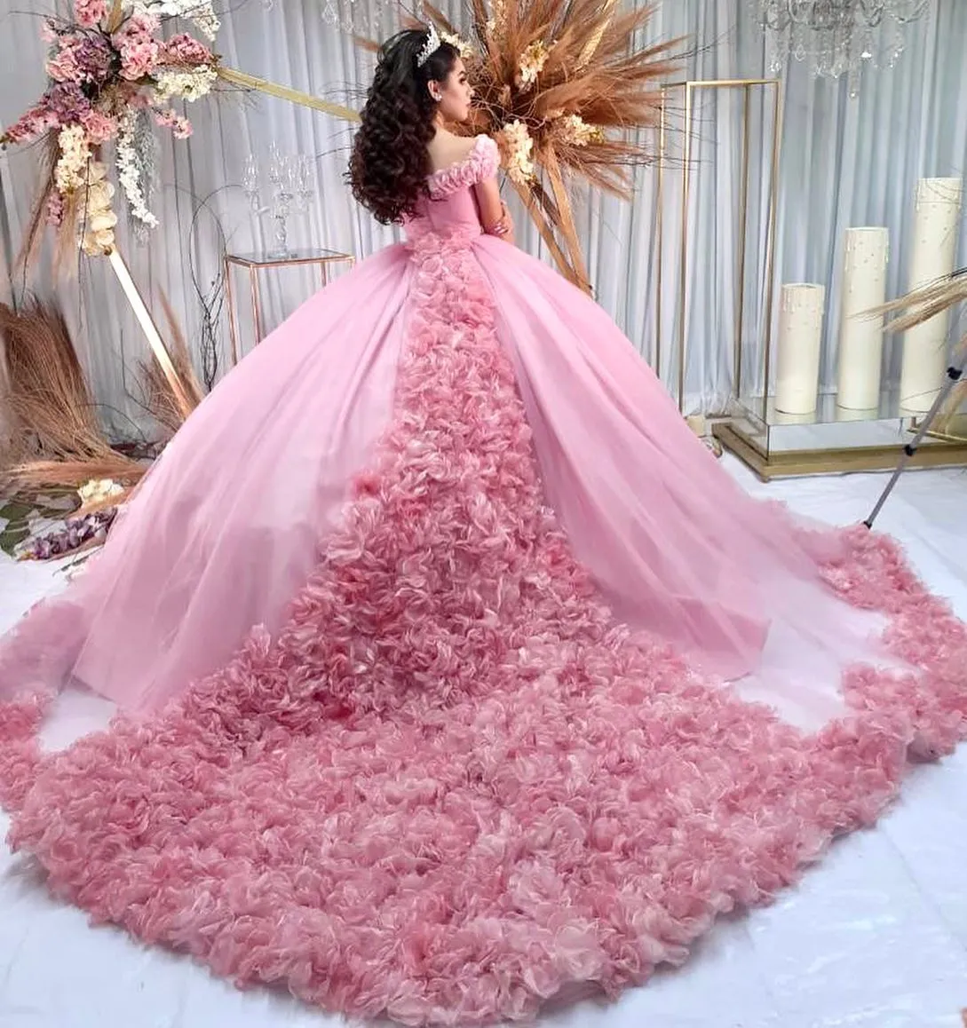 クマリックXV Vestidos de 15AñosピンクのQuinceaneraドレス花のアップリケボリュームガールズxvブリチーデーウェア