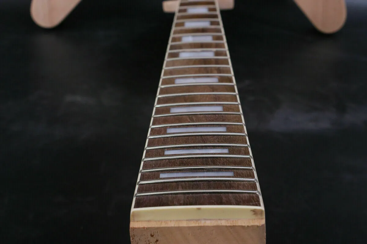 Um pescoço inacabado de guitarra 22fret 24,75 polegadas com comprimento de escala Block Fly Neck Head