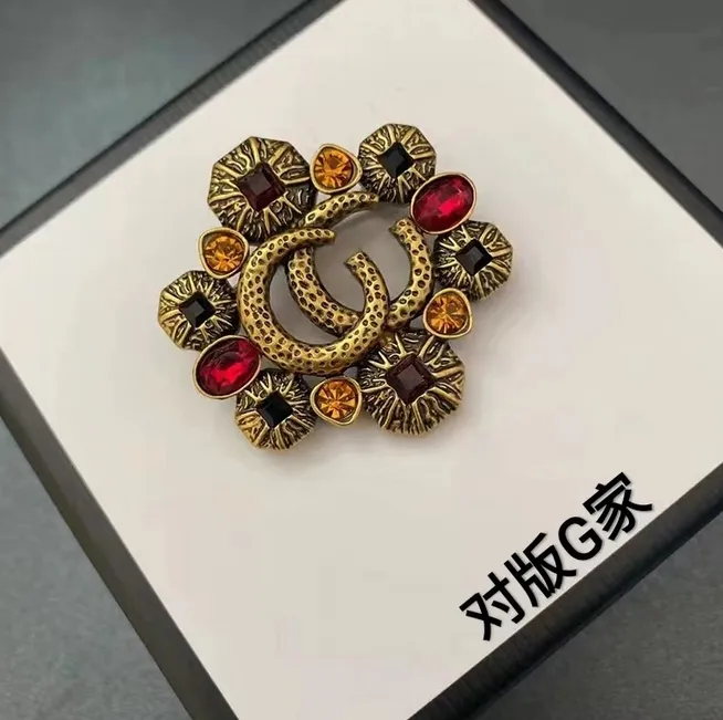 Designer Letters Brooch Fashion Famous Double Brooches Ruby Crystal Pearl Luxury Couples Individuality Rhinestone Suit Pin Jewelry252Q