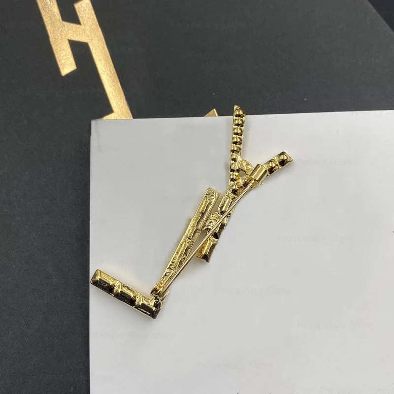 Designer Retro Gold Letter Brooch Pins Top Quality Luxury Dress Strap