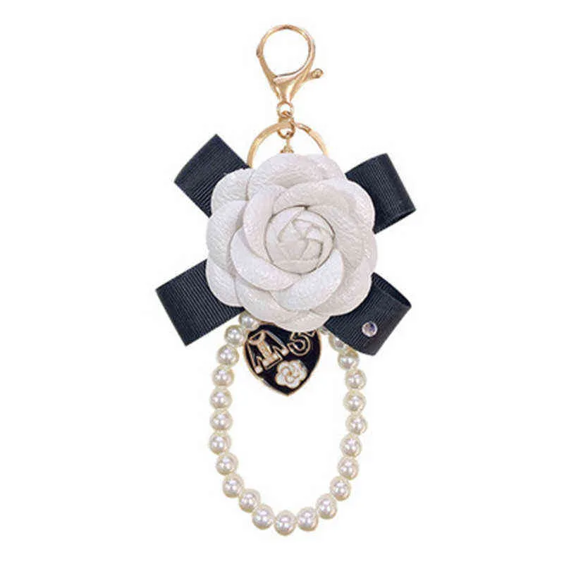 Luxury Jewelry Pearl Camellia Keychain Pearl Pendant Bag Decoration Pearl Chain Camellia Keychains For Woman AA220318
