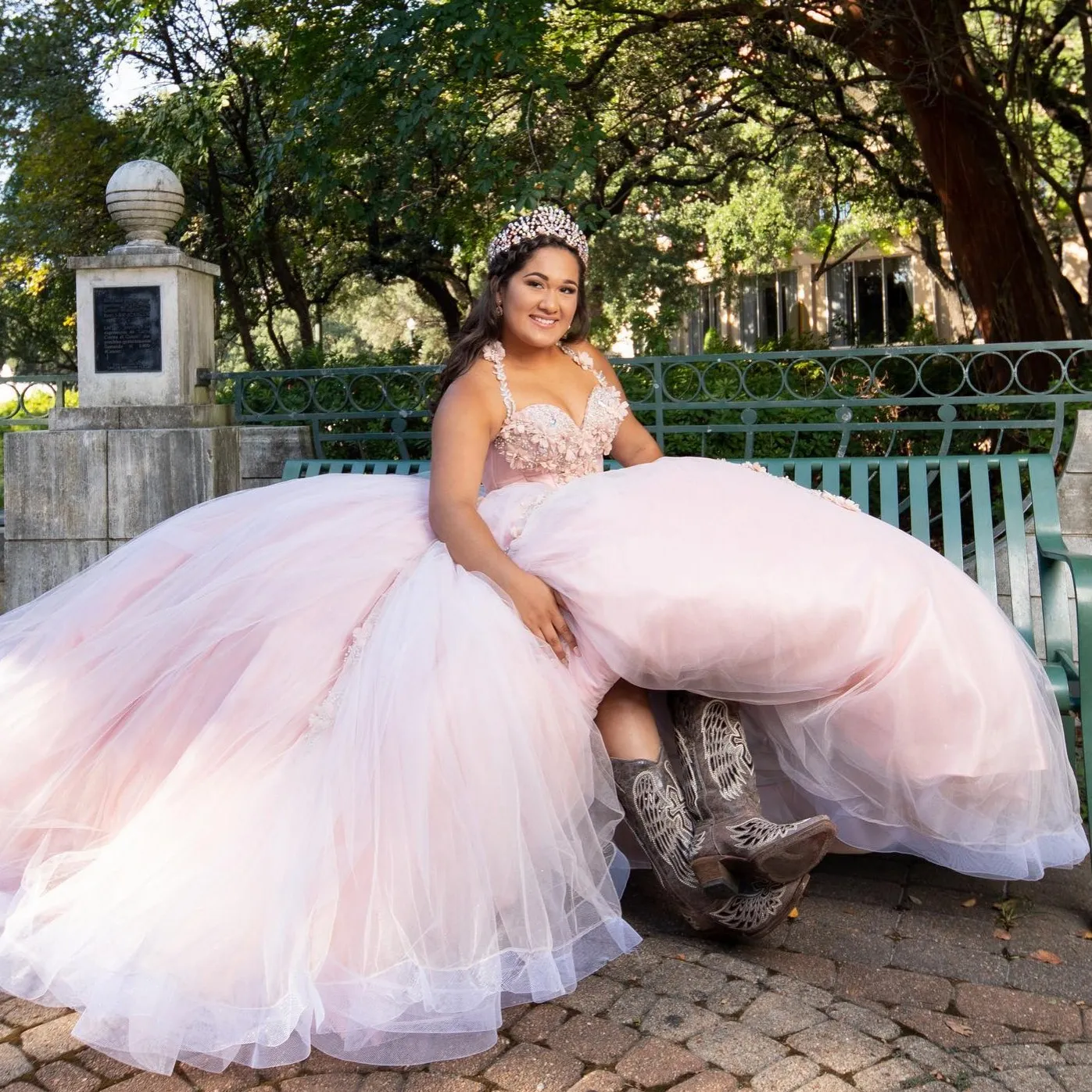 Ljusrosa pärlor boll klänning quinceanera klänningar strasshalter halsringning kristall prinsessor prom klänningar blommor applicerad söt 15 maskerad klänning