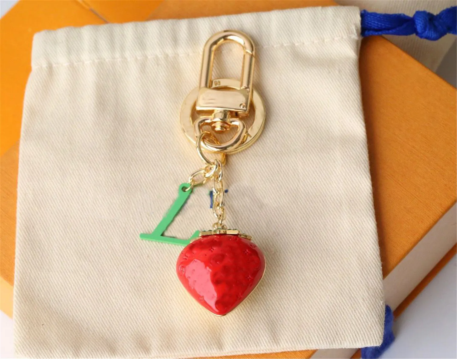 디자이너 브랜드 열쇠 고리 패션 가방 자동차 열쇠 고리 꽃 디자인 딸기 액세서리 고품질 남성 여성 장식 가방 펜던트
