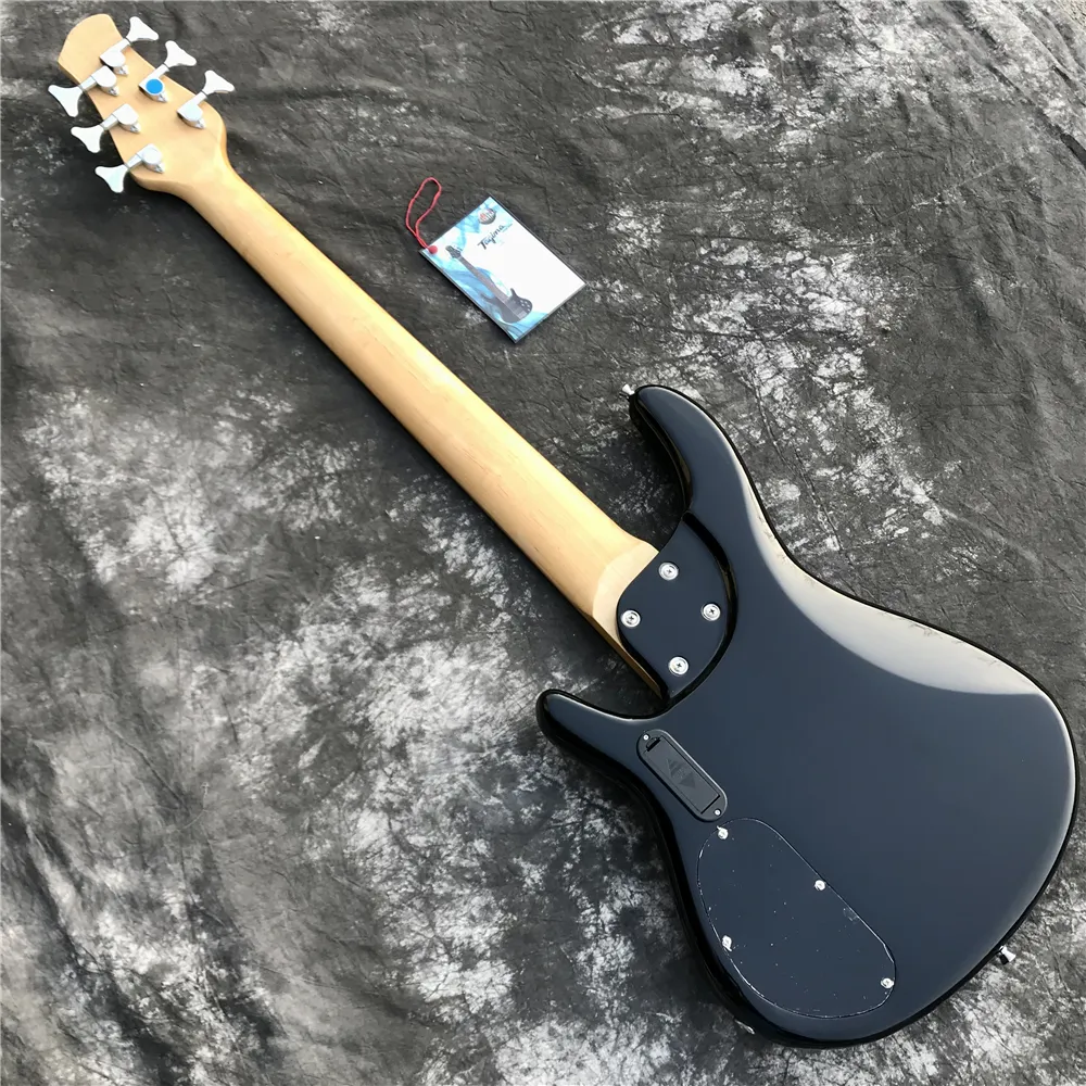 黒い6弦エレクトリックベースギター：深く、共鳴する音のための