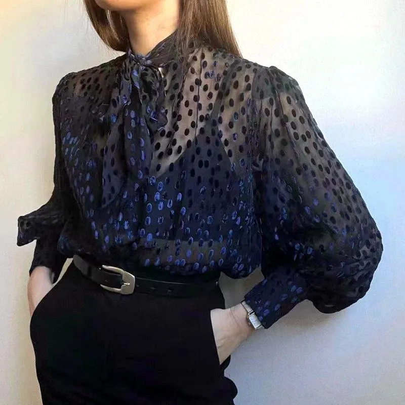 Женские блузкие рубашки приятное качество 2022 Французские бархатные бархатные сгоревшие шелковые высококачественные шнурки для женских рубашек с длинными рубашками.