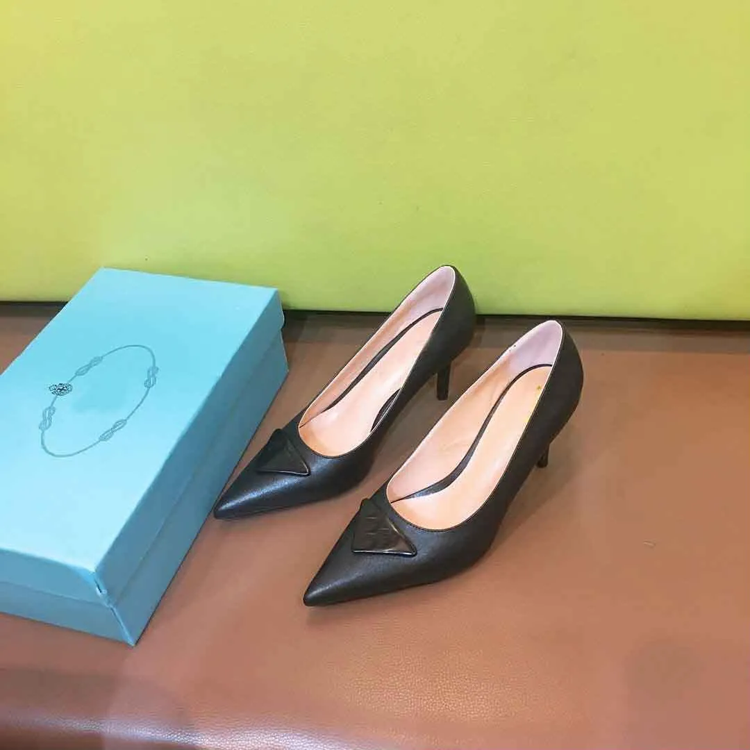 2022s Luxury Designer Single Chaussures Femmes Sandals Poupe Robe Pumps Low Heel Classic Style Sexy High Talons pointés EU35-41 avec boîte