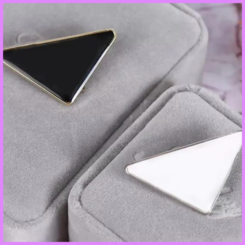 Metal Triangle Letter Brooch Women Girl Triangle Brooches Suit Lapel Pin White Black Fashion Jewelry Accessories Designer G223176F44