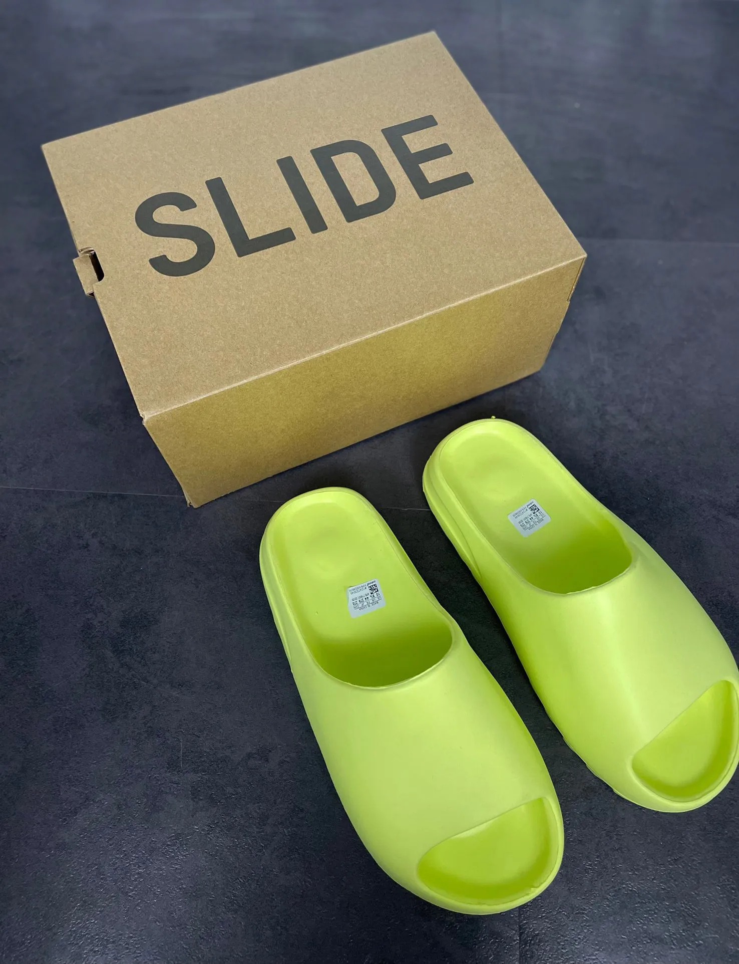 2023 Sandaler Slides Tofflor sandaler Sneakers Skor Graffiti Bone White Resin Desert Sand Gummi Sommar Designer Strandmode Tr