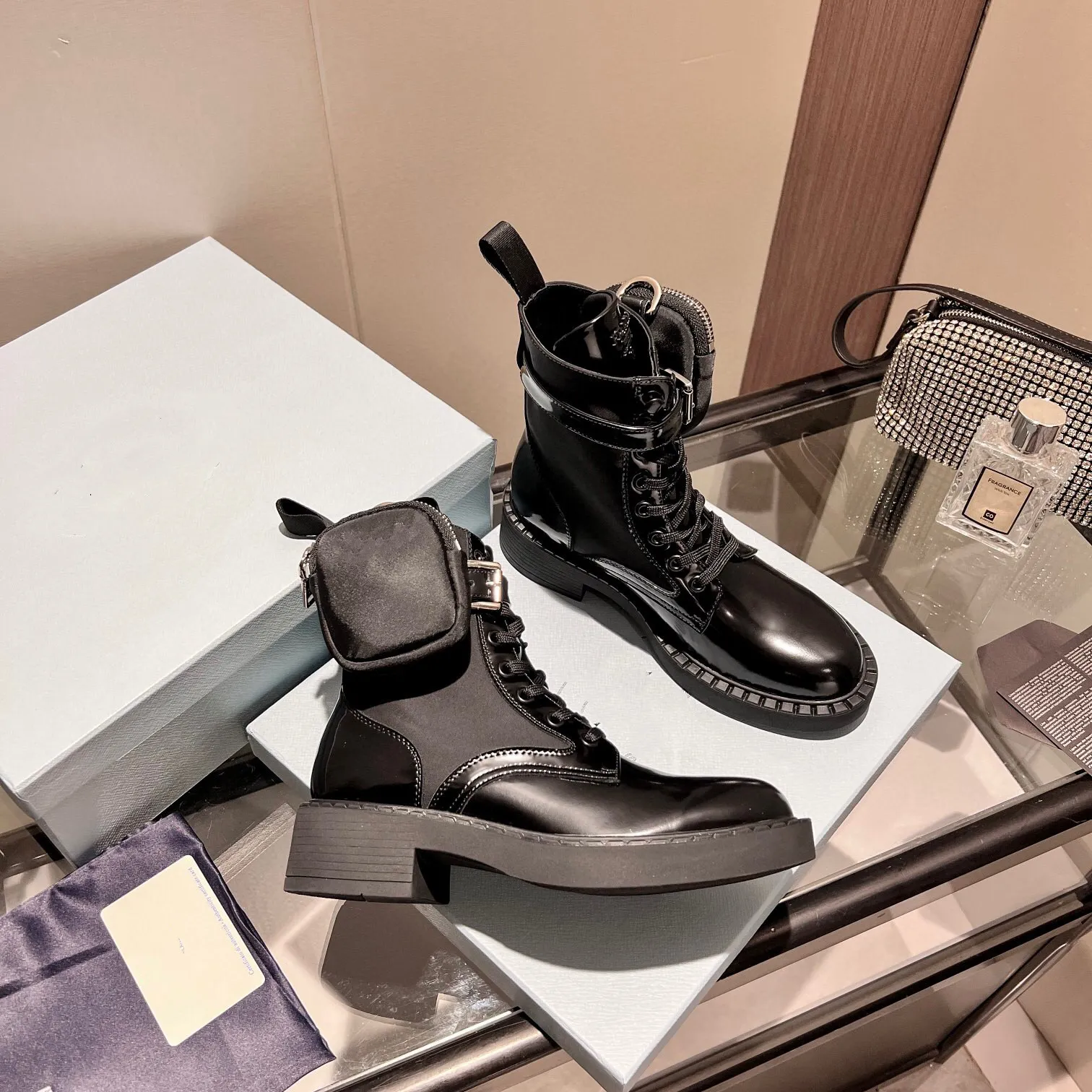 Varumärkesdesigner Kvinnor Snöstövlar Ko Läder Flat High Top Skateboard Shoe Lover Winter Fashion Canvas Mini Purse Ankel Boot