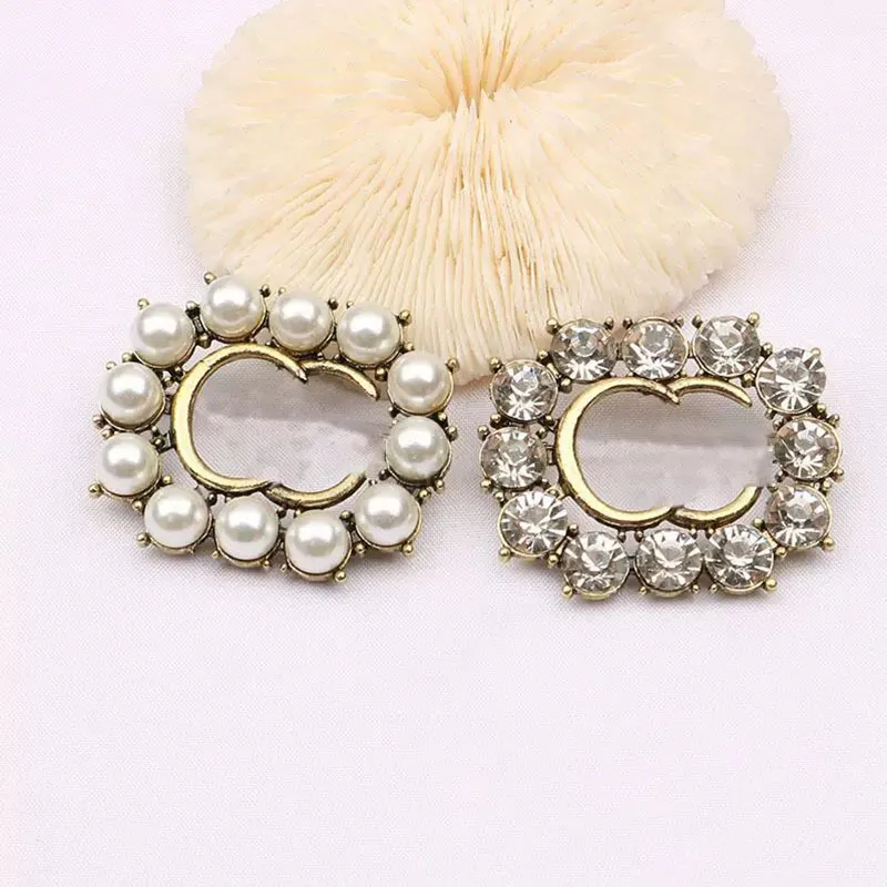 Kvinnor Vintage Designer Märke Dubbel Bokstav Brosch Pearl Rhinestone Kristall Metall Broscher Kostym Laple Pin Mode Smycken Tillbehör