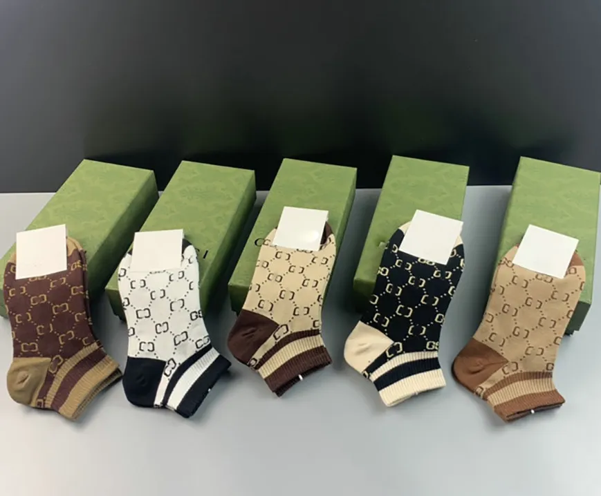 Pięć marek designerskich mężczyzn i damskich Para mody Sport Sport Winter Mesh Alphabet Knited Socks Cotton Belt Box 5-częściowy zestaw