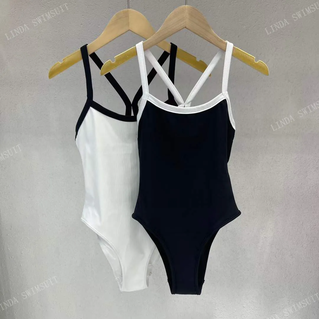 Kvinnors baddräktdesigner Sexig stickad baddräkter Bikini badkläder simning strandkläder stickning enstycken svartvit klänning mode sommar baddräkter bikinis