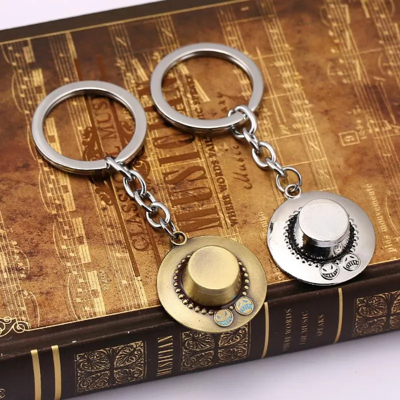 Nyckelringar Hsic One Piece Keychain Ace Hat 3D Vintage Pendants Nyckelkedjor Metall Keyring Anime för fans souvenirer 11939