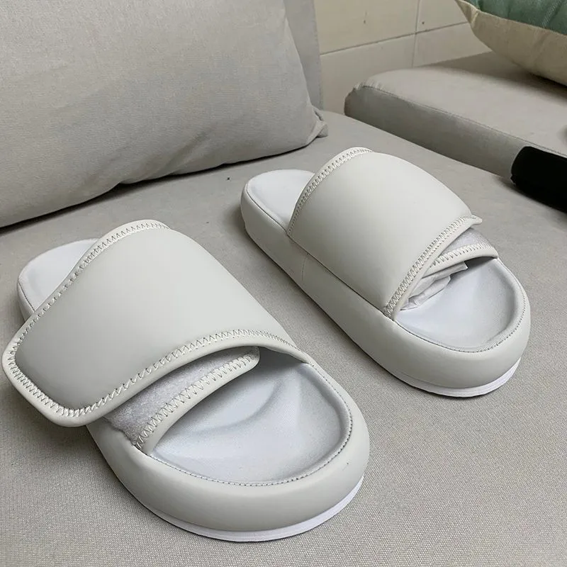 2022 Flatforms Men Home Slipper Platforma duże rozmiary Slajdy sezon 6 7 Flat Mrand Designer Kaptaki Runway House Sandals Indoor