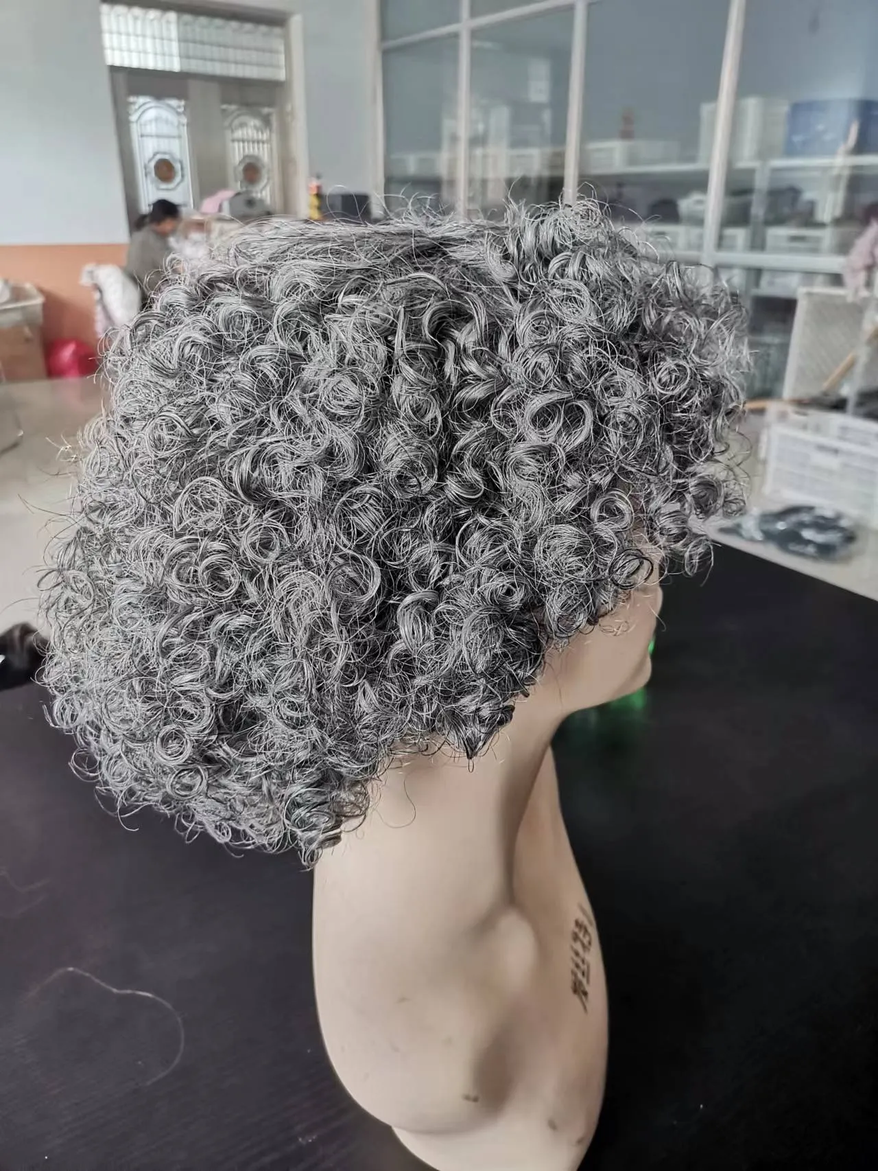 Kurze graue Afro-Locken-Echthaarperücken für schwarze Frauen, Salz- und Pfeffer-Silbergrau, natürliche Highlights, Ombre, maschinell hergestellte, billige Perücke, leimloser Pixie-Bob