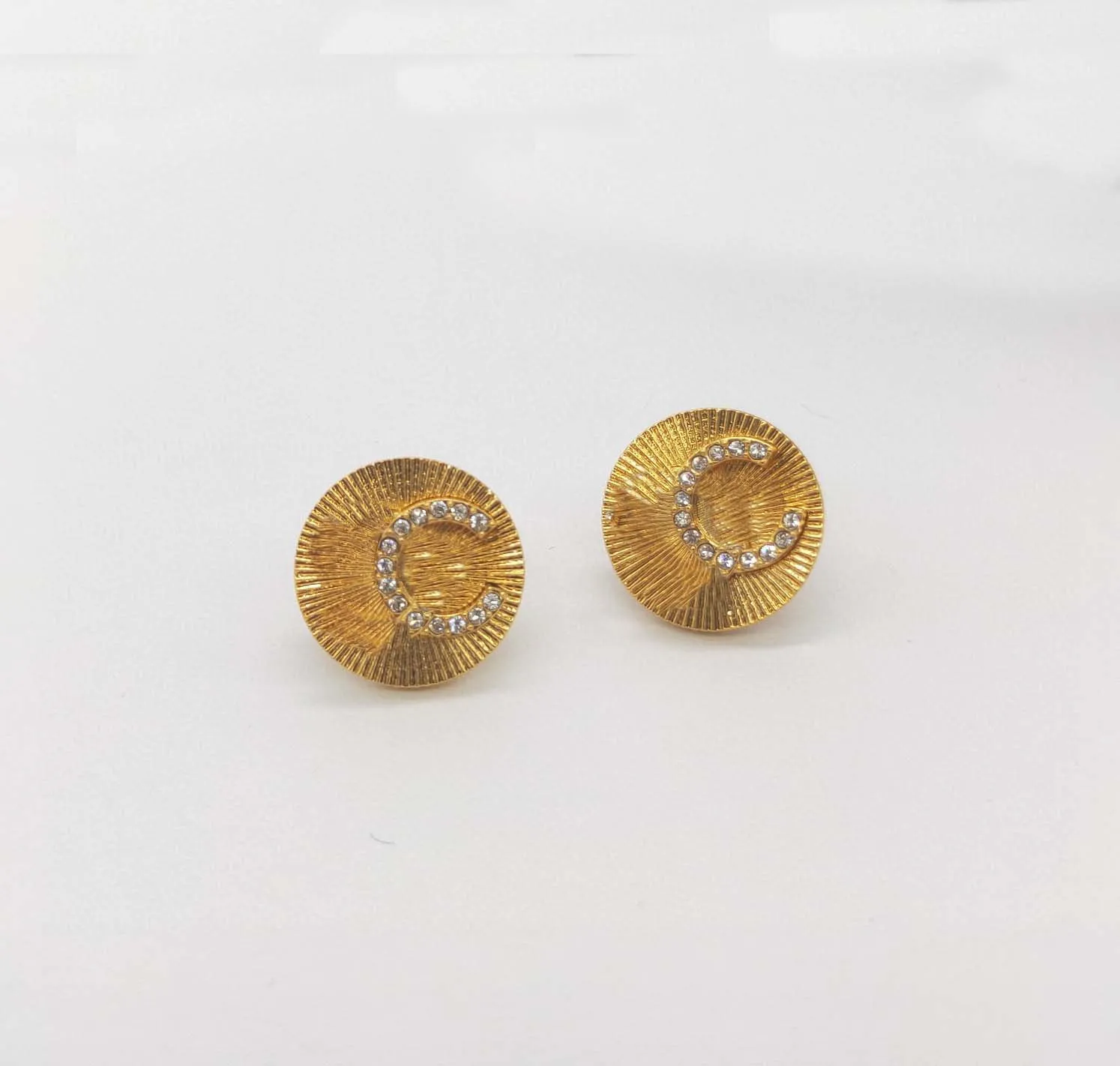 Orecchini a bottone con clip in oro giallo 18k | GV