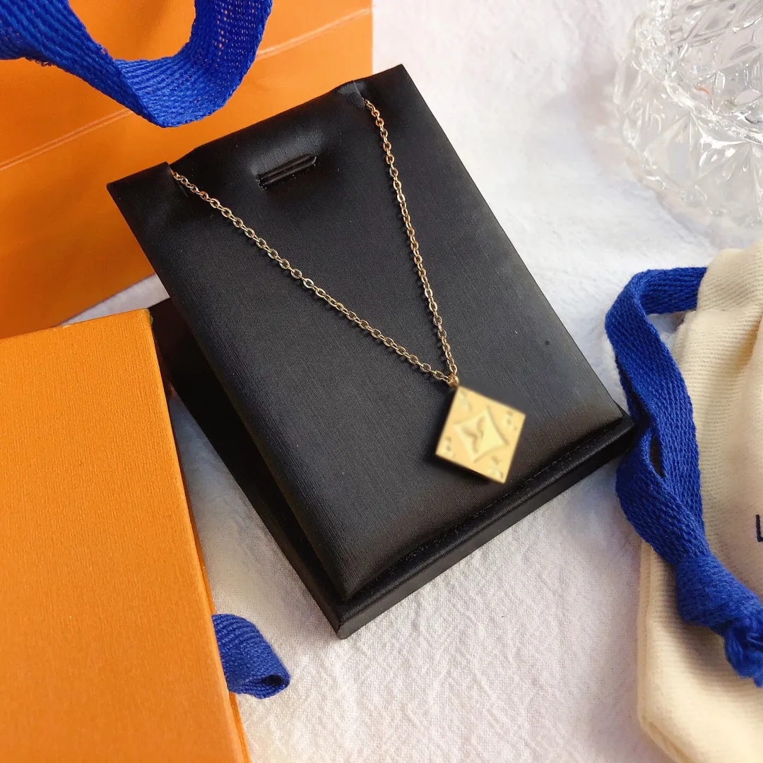 Moda Mulheres Designer de Luxúria Colar Cheger Pingente Cadeia 18K Gold Bated Aço inoxidável Colares de letra de casamento Acessórios para jóias x248