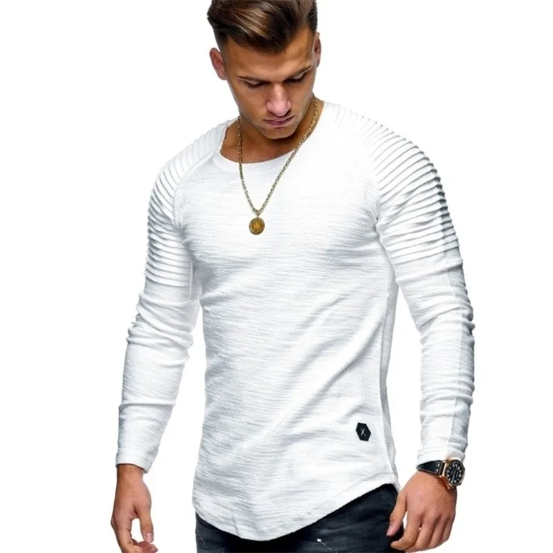 Solidny kolor plisowany detale łatki Tshirt Długie rękawie Mężczyźni Spring Casual Pullovers Fashion Slim Basic Tops 220805