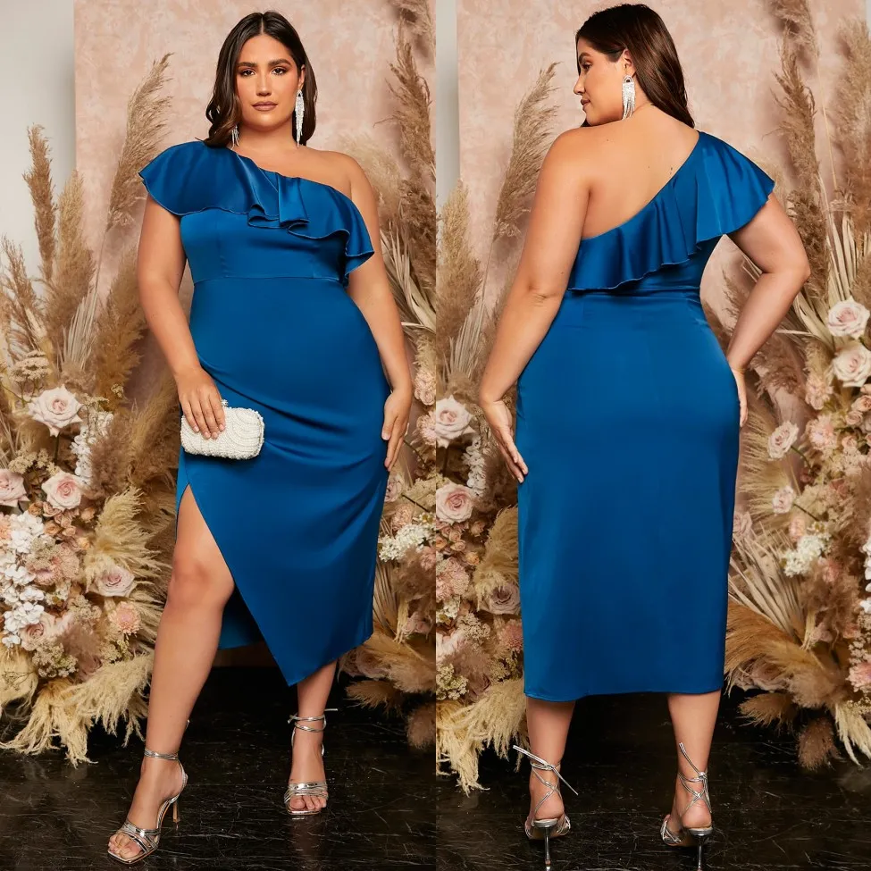 Royal Blue Plus Size Prom -klänningar för speciellt tillfälle Mantel på en axelhals Kvällsklänningar Sidas Split Ruffled Tea Length Satin Maid of Bride Dress