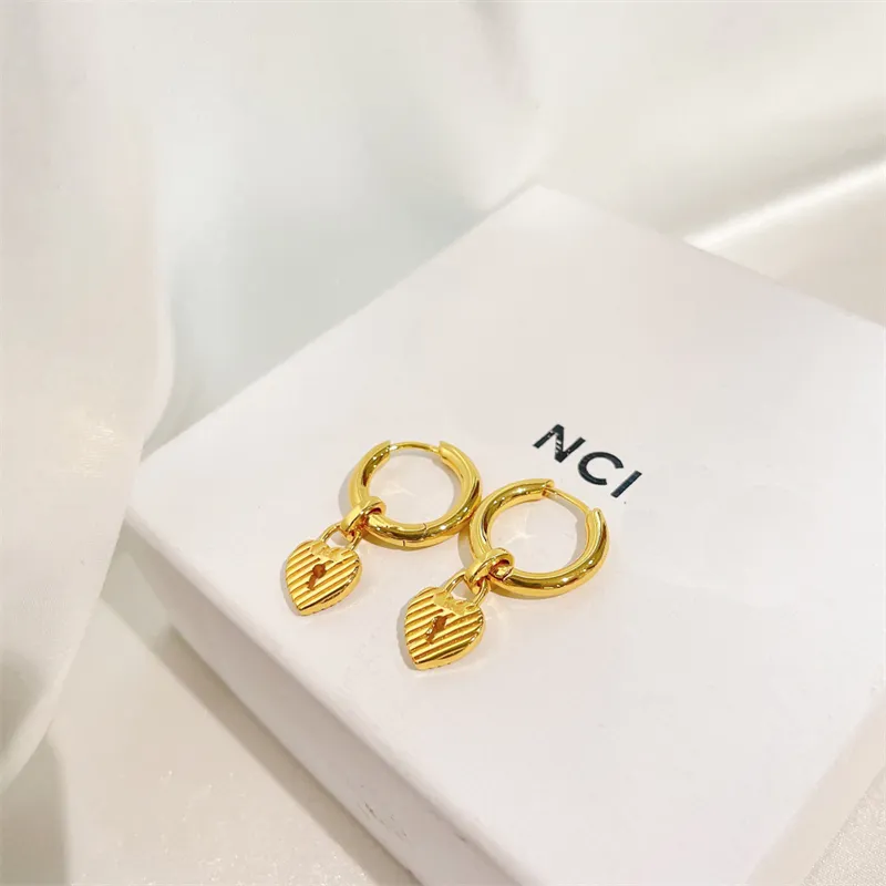 Hjärtdesignbrev örhängen Designers Charm Women Earring Luxury Gold Luxurys gåvor Högkvalitativa smycken Party Wedding Jewelry