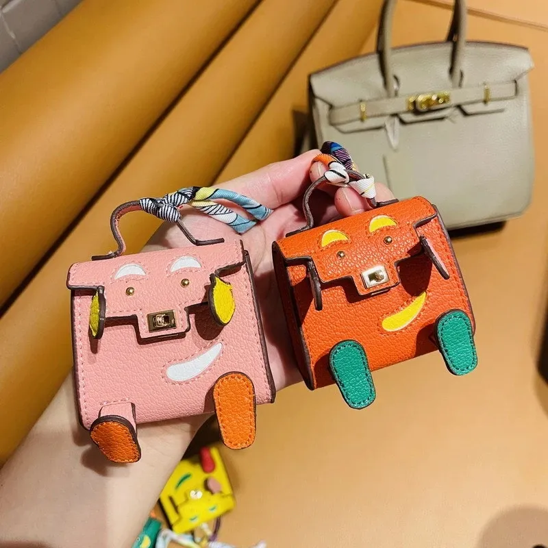مفتاح H Home مع نفس Mini Kell y Doll Bag قلادة لطيفة صغيرة للسيارة سلسلة سماعات الرأس